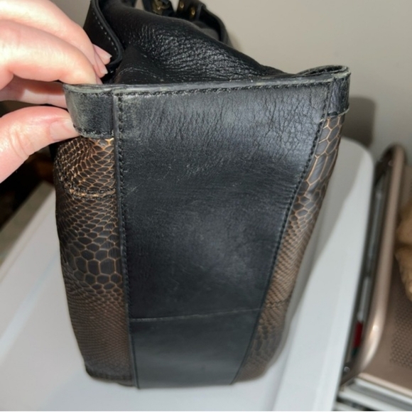 Fossil Elegant Black and Brown Shoulder Bag - Picture 9 of 12